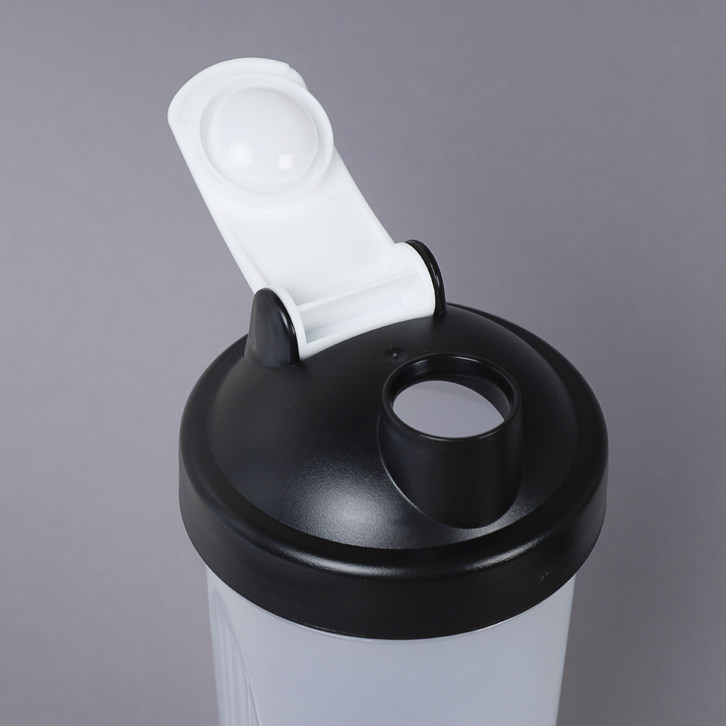 Бутылка/Шейкер SHAKER SHS-600 бело-чёрная, для спортивного питания 600ML/уп72