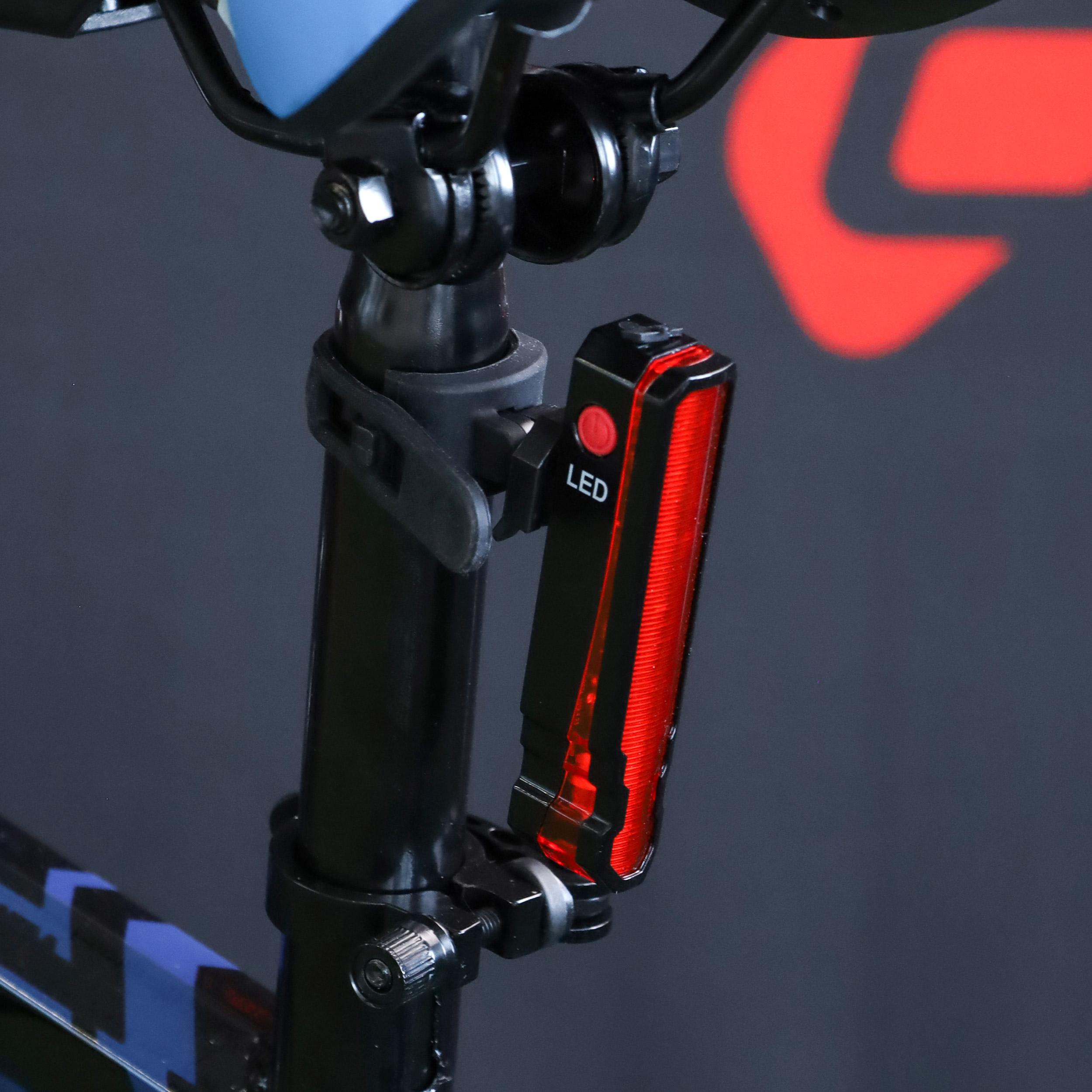 Фонарь задний интеллектуальный COMIRON "GUARD" корпус: ABS; LD режим; свет LED 150lm; аккум 500 mAh, USB, влагозащита IPX5. /уп50/