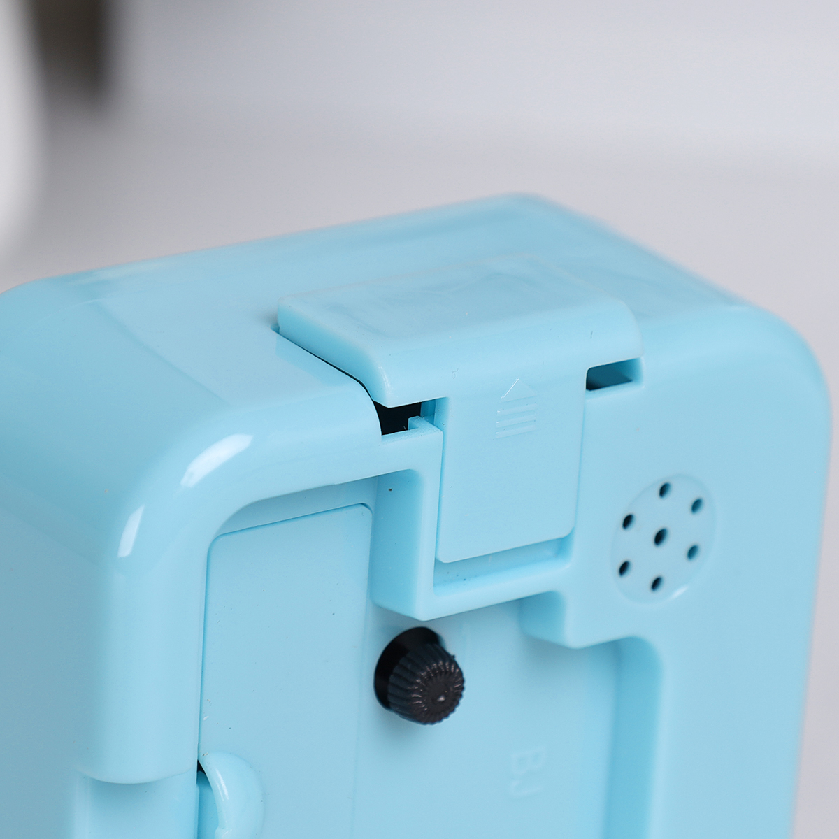 Будильник 8х3,7х8,2 см / 6623 /уп 200/ 