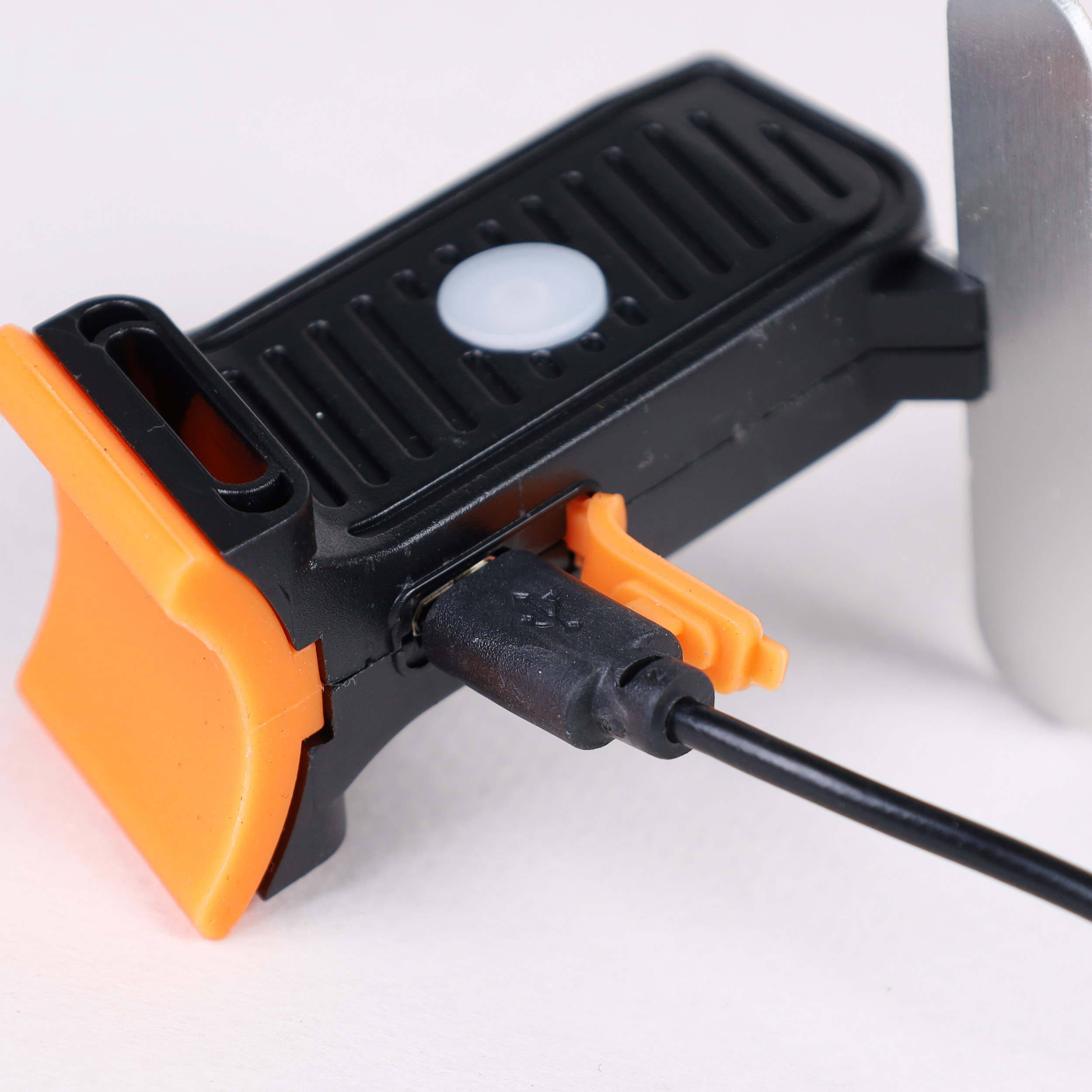 Фонарь задний COMIRON "ATTENTION" корпус: PC, суперлегкий, свет 18LED, 10lm, 250mAh, USB-micro, влагозащита IP64 /уп 95/105/