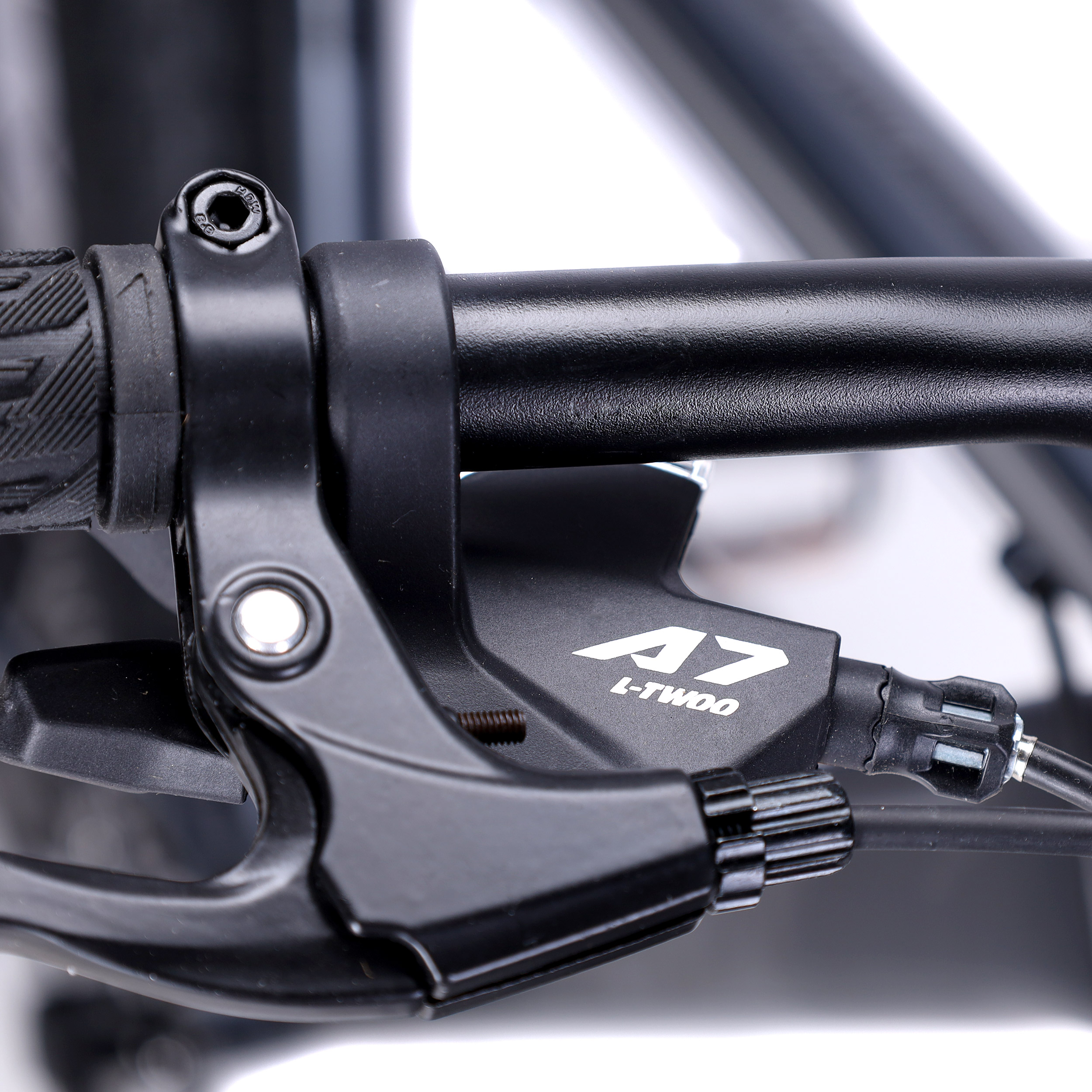 Велосипед фэт-байк 26"x4" рама 19" COMIRON CHUBBY, 1*10sp L-TWOO, 34T, CASSETE 11-42T, SUSPENSION, чёрно-серый mustang