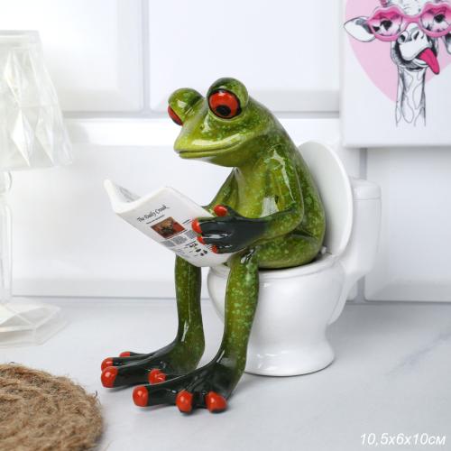 Фигурка Лягушка на унитазе с газетой 10 см / YX49051 /уп 24/