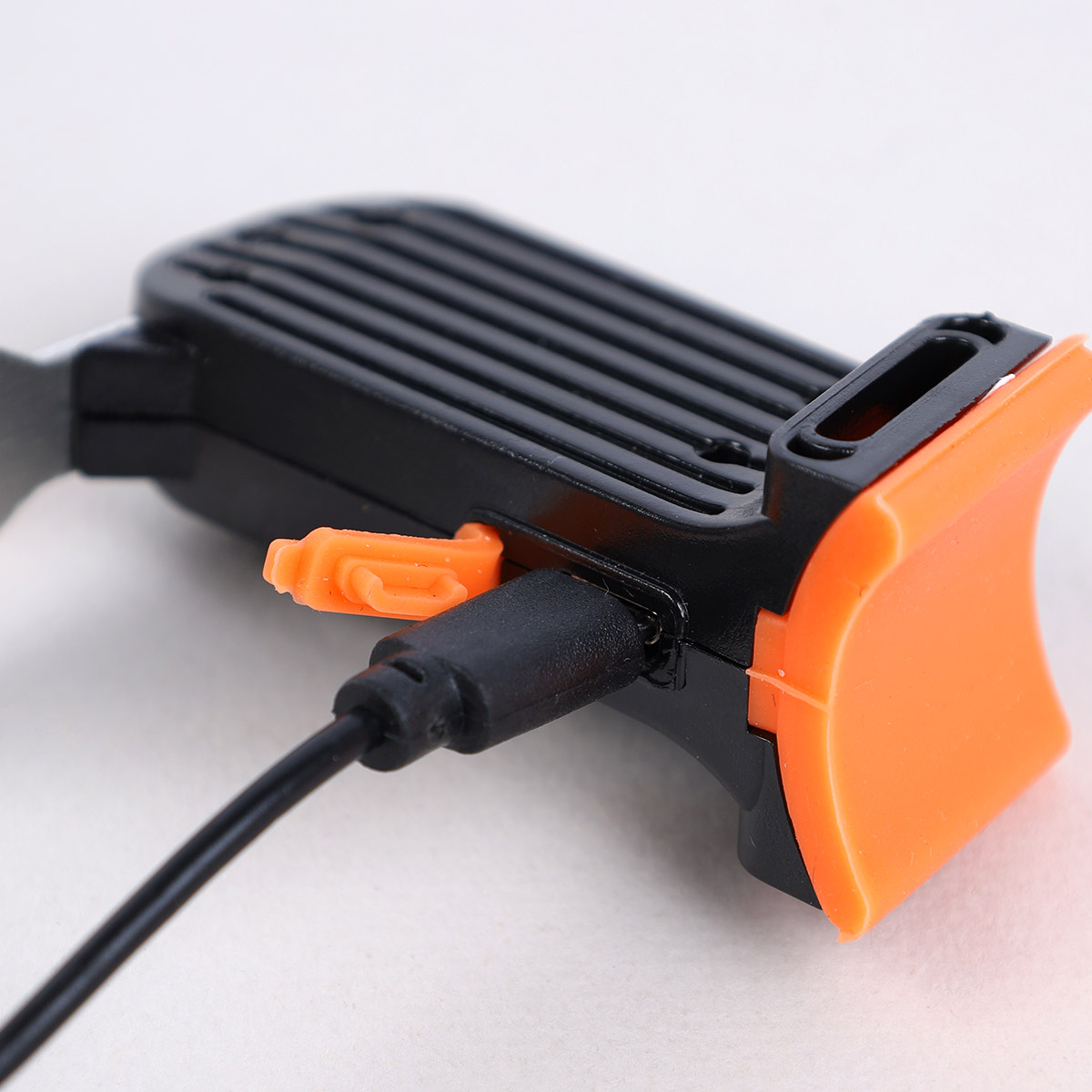 Фонарь задний COMIRON "TRIANGLE" корпус: PC, суперлегкий, свет 18LED, 10lm, 250mAh, USB-micro, влагозащита IP64 /уп 50/