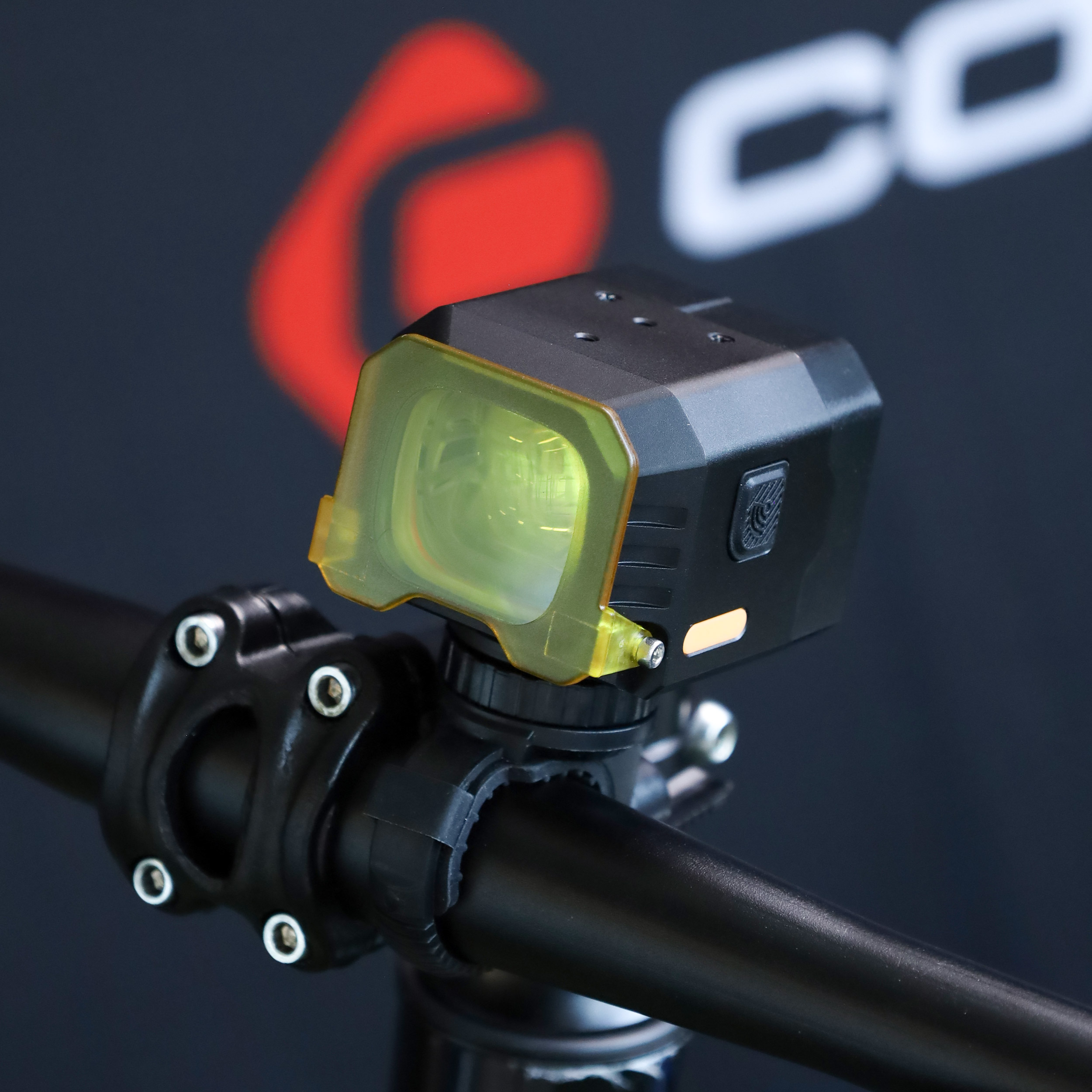 Фонарь передний ZEON "LIGHTGUN" корпус: Aluminium; свет: 1600lm; аккумулятор/powerbank 5000 mAh; Type-C, влагозащита IPX-6. пульт ДУ. /уп40/