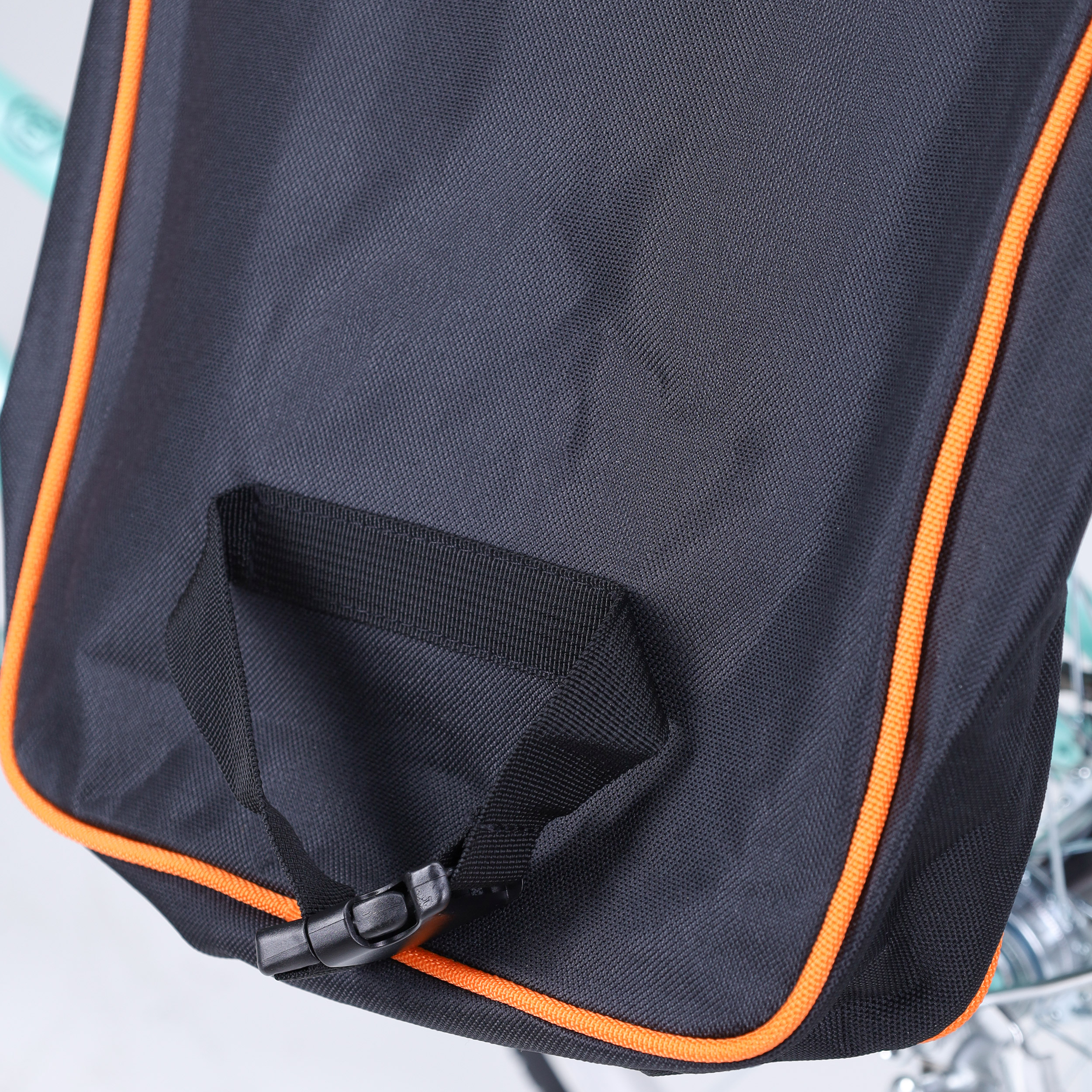 Сумка велосипедная на багажник BICYCLE SOUL CAMEL, основные отсеки на молнии и дополнительных карабинах. 27*33*20см. /уп 25/