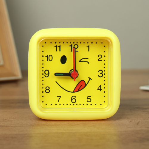 Будильник Смайлик 7,2х3,5х7,2 см / 8035 /уп 300/ 