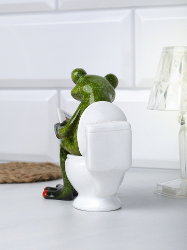 Фигурка Лягушка на унитазе с газетой 10 см / YX49051 /уп 24/