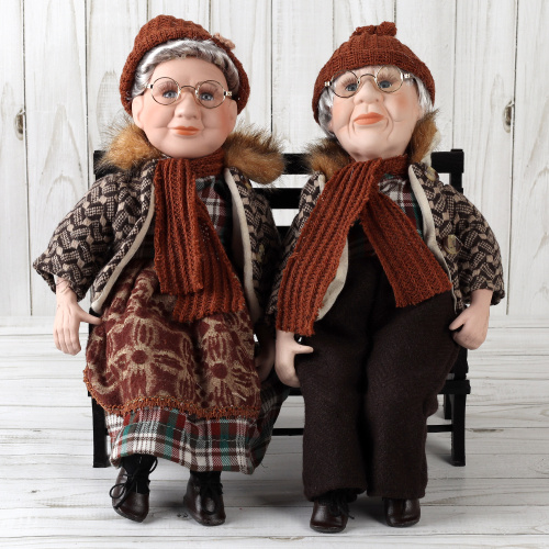 Сувенир коллекционный Бабушка и Дедушка на скамейке 2 штуки набор / 16194 /уп 8/
