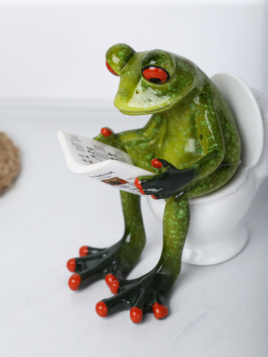 Фигурка Лягушка на унитазе с газетой 10 см / YX49051 /уп 24/
