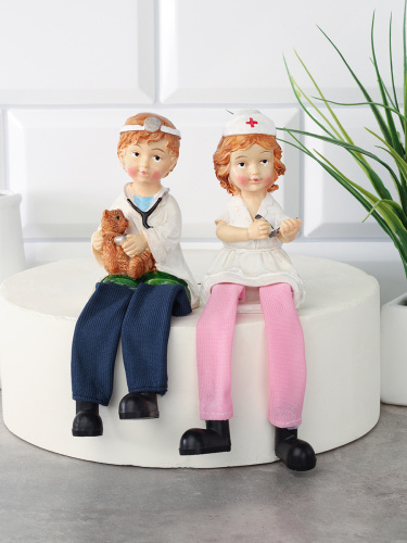 Фигурка висячие ножки Врач 10 см / YG760 /уп 2/288/микс