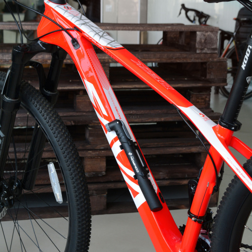 Велонасос COMIRON FLY, литой суперпрочный ABS корпус-моноблок, 24,5*240мм, 6 бар. стальной шток 8 мм, Schrader/Presta, вес 107 гр. /уп 100/