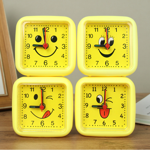 Будильник Смайлик 7,2х3,5х7,2 см / 8035 /уп 300/ 