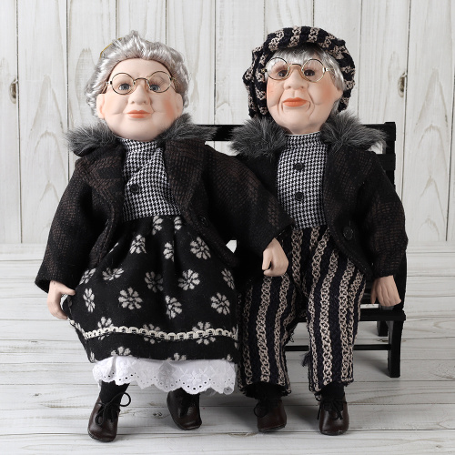 Сувенир коллекционный Бабушка и Дедушка на скамейке 2 штуки набор / 16194 /уп 8/