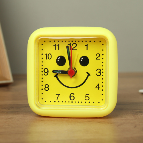 Будильник Смайлик 7,2х3,5х7,2 см / 8035 /уп 300/ 