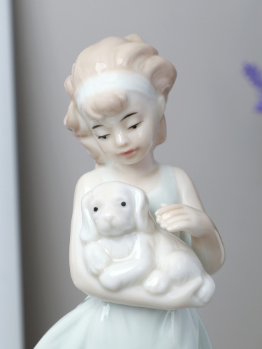 Статуэтка Девочка с собакой 17 см / HP0075 /уп 60/