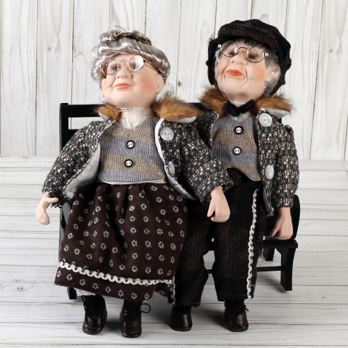 Сувенир коллекционный Бабушка и Дедушка на скамейке 2 штуки набор / 16194 /уп 8/
