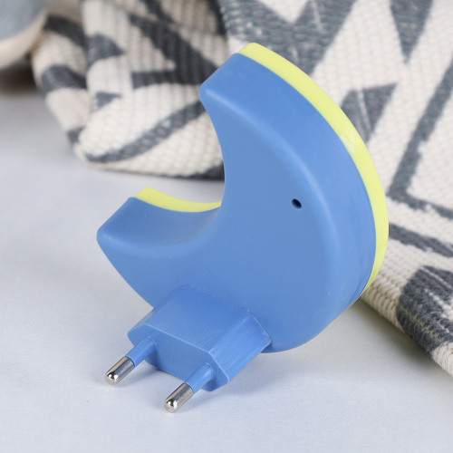 Светильник ночник в розетку Месяц / CW415-77 /уп 60/240/