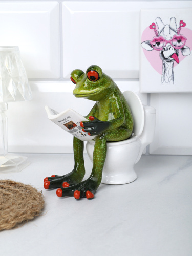 Фигурка Лягушка на унитазе с газетой 10 см / YX49051 /уп 24/